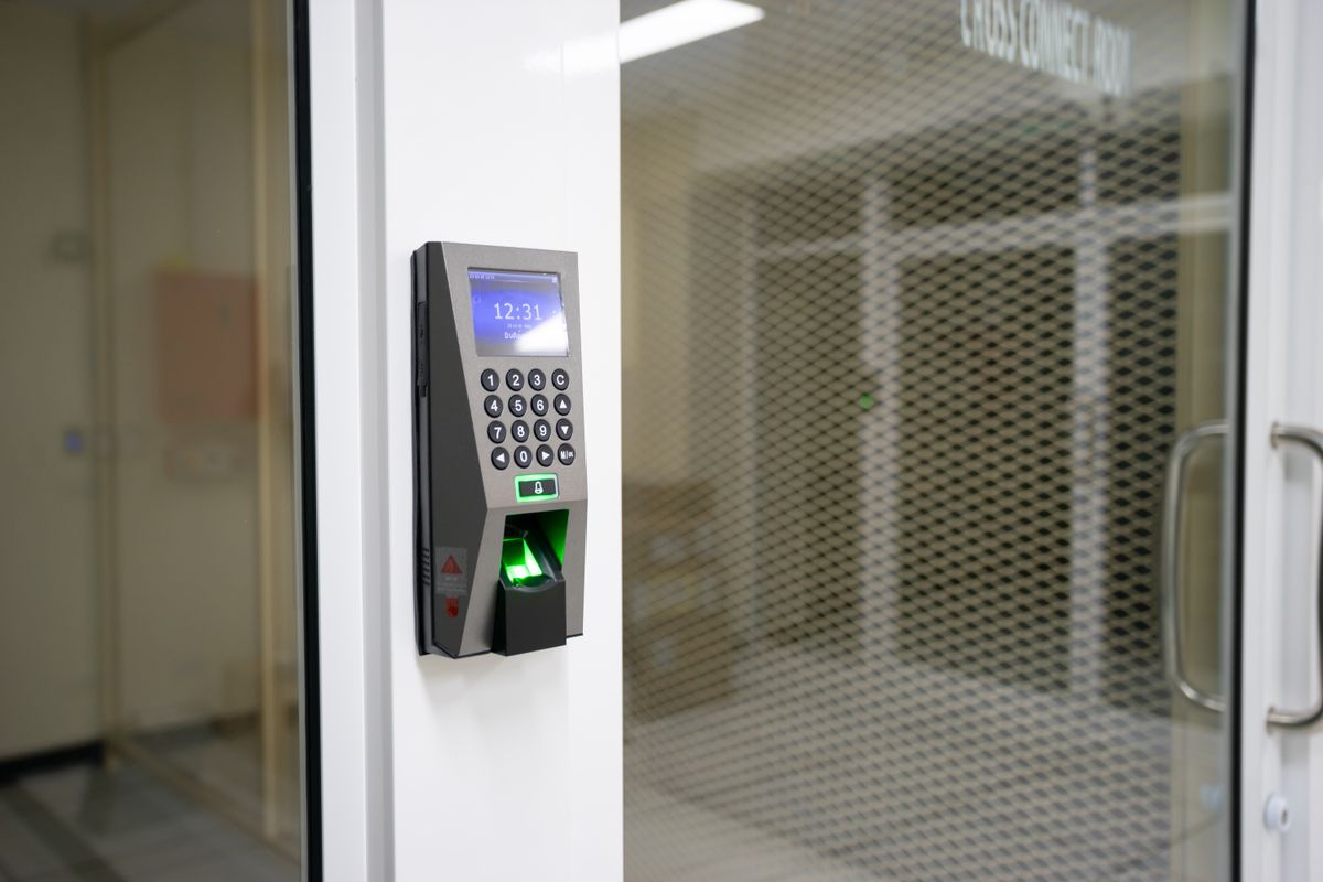 オフィスの入退室を管理する認証端末。AIエージェントの権限設計を表すイメージ