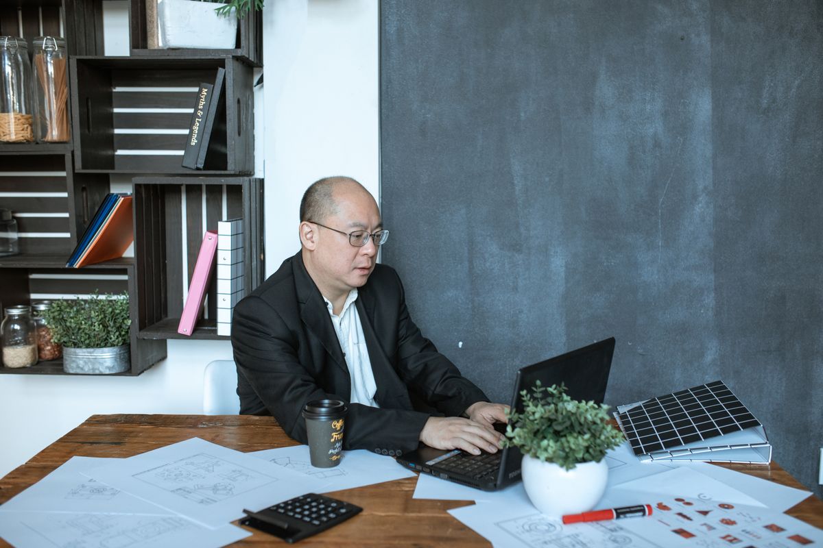 DX推進指標の自己診断結果を確認する経営者